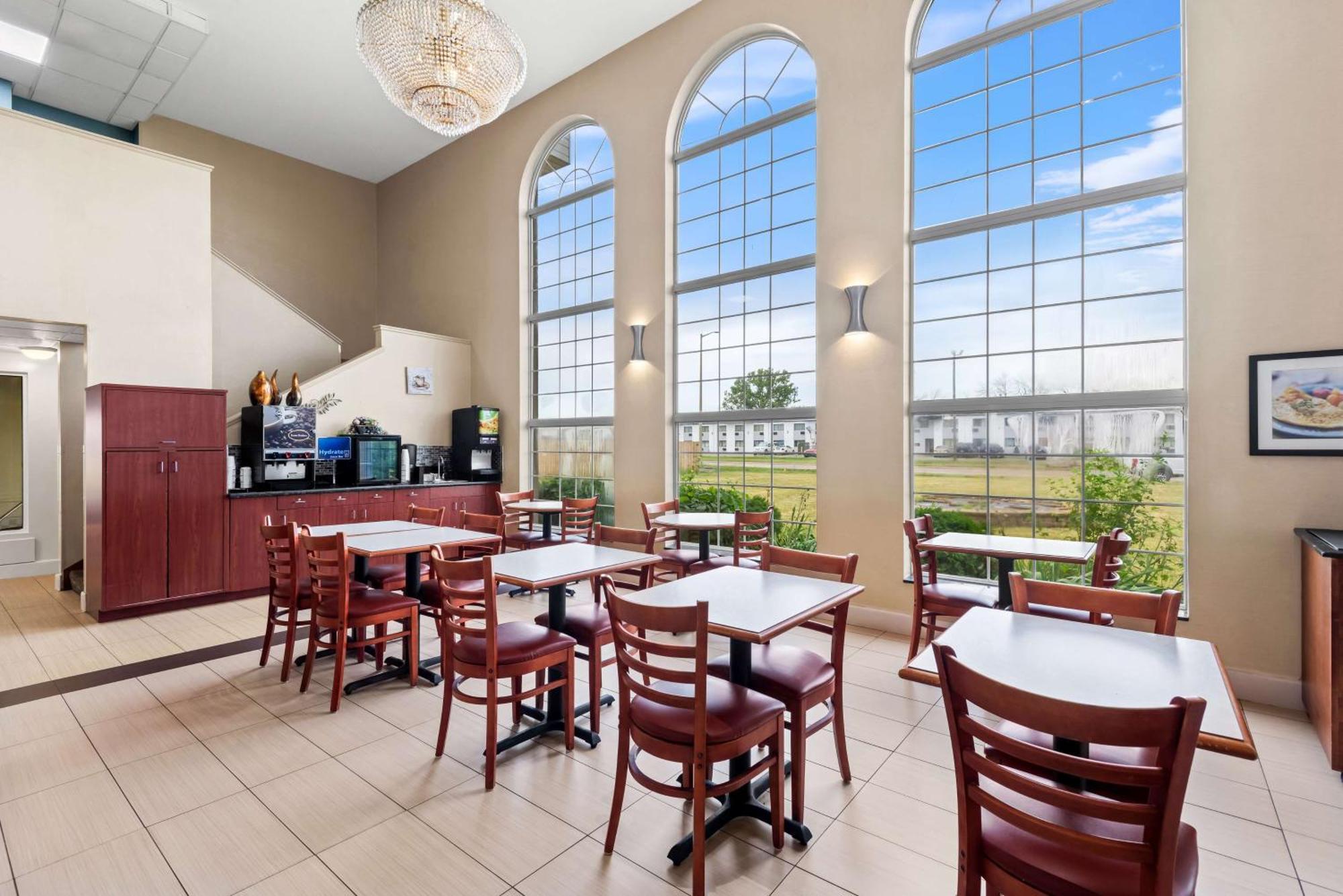 Best Western Airport Inn Молин Екстериор снимка